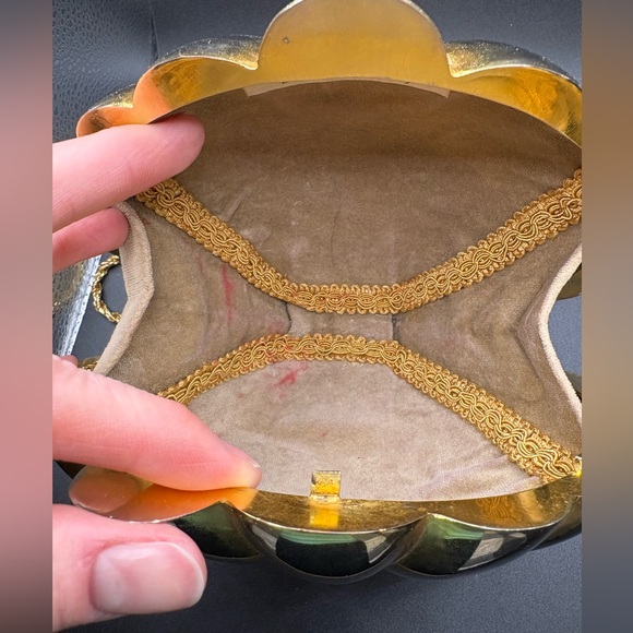 Metal Clam Shell Purse - Picture 5 of 5